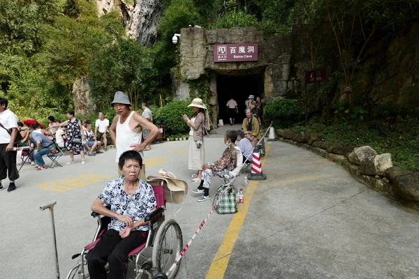 Personas Toda China Descansan Frente Cueva Baimo Para Prolongar Sus —  Fotos de Stock