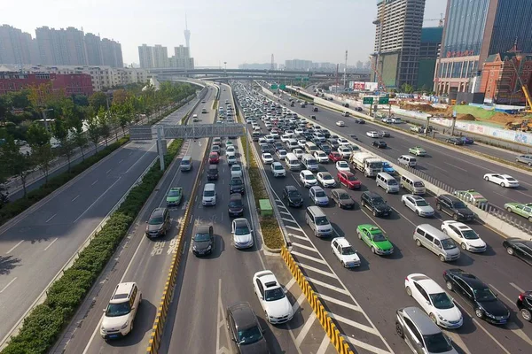 Masas Vehículos Mueven Lentamente Una Carretera Elevada Durante Atasco Tráfico — Foto de Stock