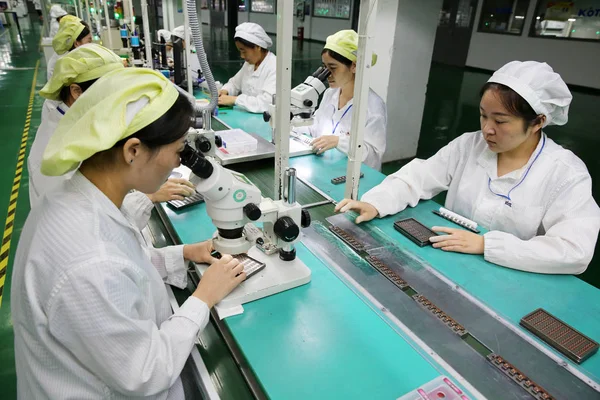 Las Trabajadoras Chinas Producen Productos Eléctricos Línea Montaje Una Fábrica —  Fotos de Stock