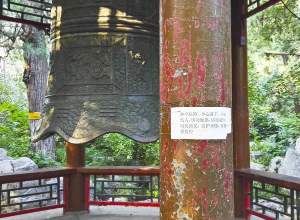 2017年8月18日 北京の北京大学のキャンパスに残された落書きによって損なわれたベルパビリオンの柱の眺め 2017年8月18日 — ストック写真