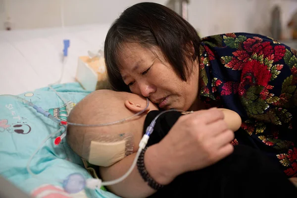 Year Old Chinese Boy Haoyang Diagnosed Hepatoblastoma Looked His Grandmother — Stock Photo, Image