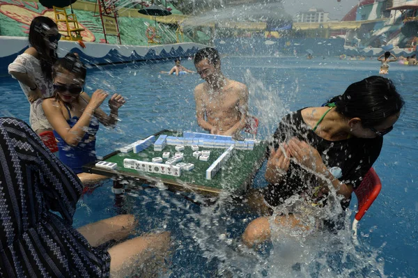 Les Vacanciers Chinois Jouent Mahjong Dans Eau Dans Parc Aquatique — Photo