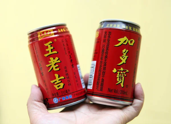 Ein Chinesischer Kunde Kauft Eine Dose Jiaduobao Kräutertee Rechts Von — Stockfoto