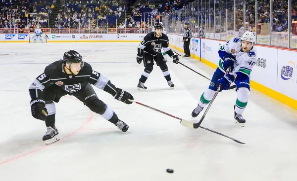 Křesťanská Folina Los Angeles Kings Konkuruje Sven Baertschi Vancouveru Roce — Stock fotografie