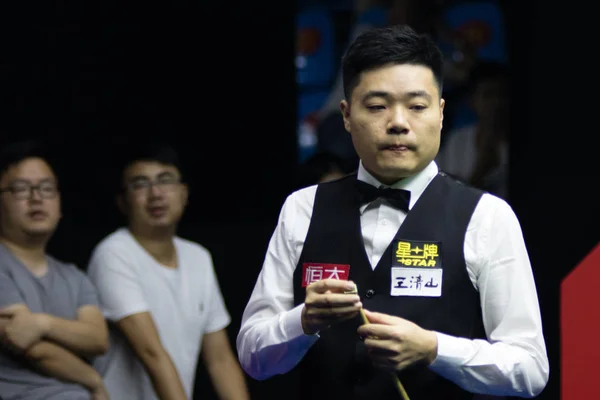 Ding Junhui China Marca Señal Mientras Considera Tiro Zhang Anda — Foto de Stock