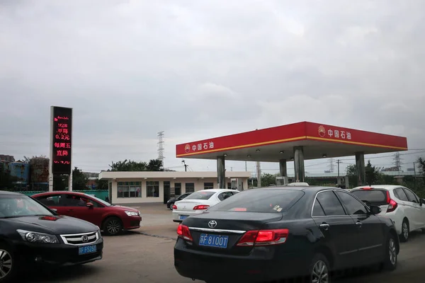 2017年9月15日 中国東部江蘇省南通市のペトロチャイナの親会社 Cnpc 中国国家石油公社 のガソリンスタンドで給油される車が並ぶ — ストック写真