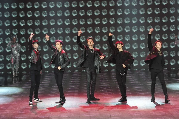 Membros Primeiro Grupo Masculino Pop China Core One Apresentam Durante — Fotografia de Stock