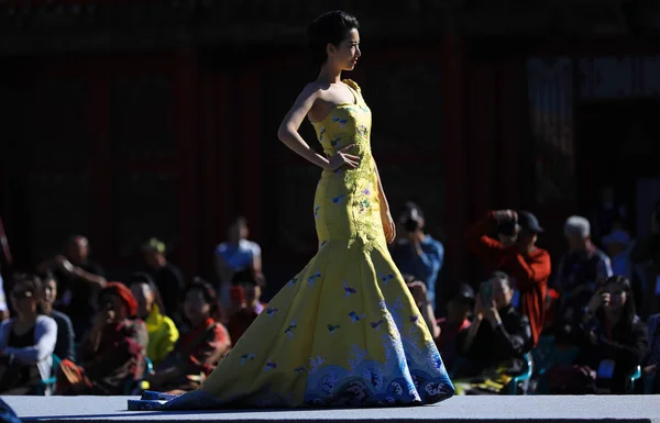 Model Displays Cheongsam Also Known Qipao Chinese First Shenyang Qipao — Stok fotoğraf