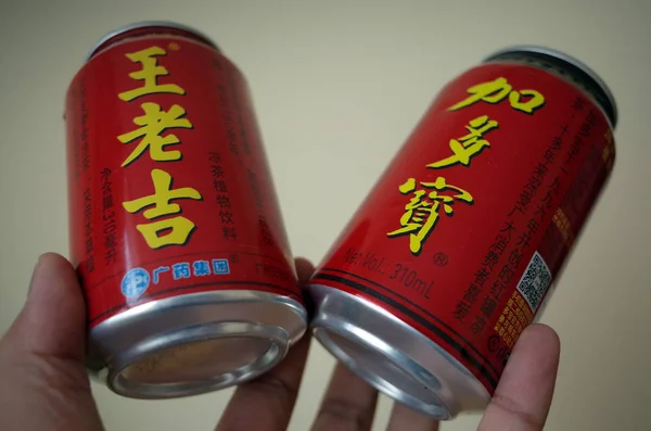 2016年6月26日 中国東部山東省江南市にある広州製薬ホールディングスの Jiaduobaoハーブティー Jdb ドリンク社の缶を取り出す中国人客 — ストック写真