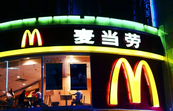 Πελάτες Τρώνε Ένα Εστιατόριο Fastfood Του Mddonald Στην Πόλη Yichang — Φωτογραφία Αρχείου