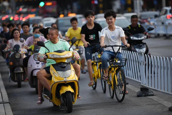 Masas Residentes Locales Montan Bicicletas Eléctricas Una Calle Ciudad Nanning — Foto de Stock