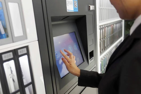 Citizen Uses Machine Borrow Books Free Front Shared Bookcase Operated — Stock Photo, Image