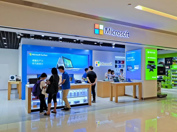 Pelanggan Mengunjungi Toko Ritel Microsoft Kota Guangzhou Provinsi Guangdong Tiongkok — Stok Foto