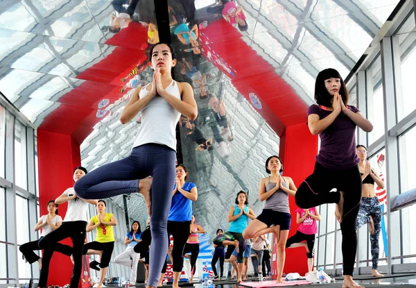 Des Dames Bureau Chinoises Pratiquent Yoga 100E Étage Shanghai World — Photo