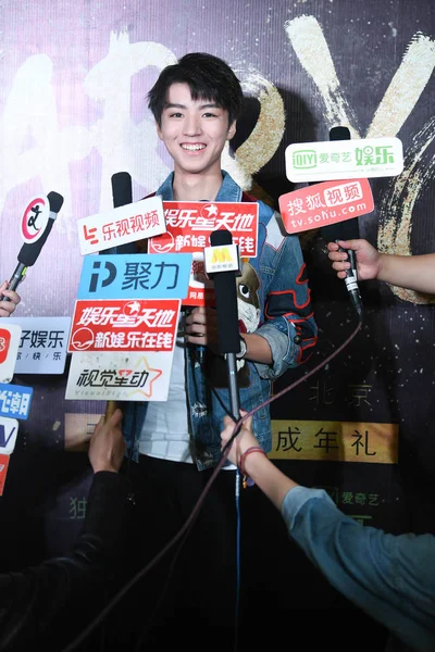 Karry Wang Wang Junkai Chinese Boy Group Tfboys Interviewed Journalists — Stock Photo, Image