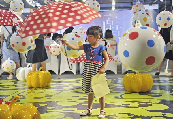 Chińska Dziewczyna Odwiedza Wystawy Yayoi Kusama Fuzhou Sansheng International Center — Zdjęcie stockowe