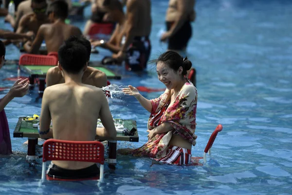 Китайские Отдыхающие Играют Маджонг Воде Аквапарке Чунцине Китай Августа 2017 — стоковое фото
