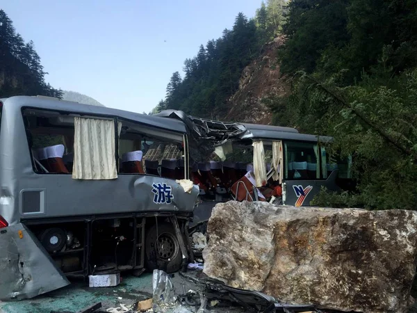 Vista Autobús Pasajeros Devastado Por Terremoto Magnitud Destino Turístico Jiuzhaigou — Foto de Stock