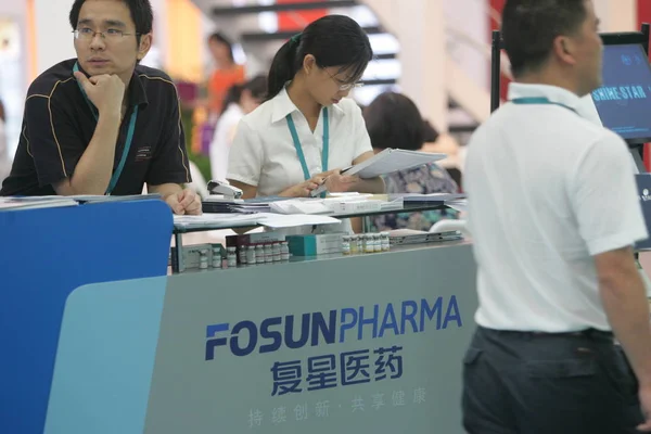 People Visit Stand Fosun Pharma Fosun Group Exhibition Shanghai China — Stock Photo, Image
