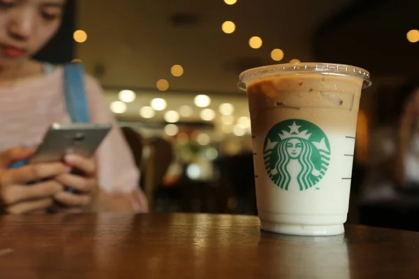 Клиент Пьет Кофе Кафе Starbucks Coffee Шанхае Китай Мая 2017 — стоковое фото