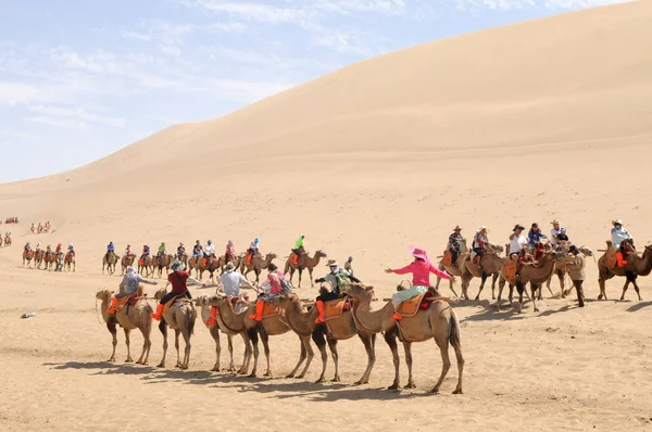 Des Touristes Montent Dos Chameau Crescent Spring Singing Sand Dunes — Photo