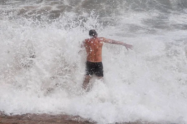 Turist Plockar Upp Kelp Som Vågor Från Tidvattens Borrning Orsakad — Stockfoto