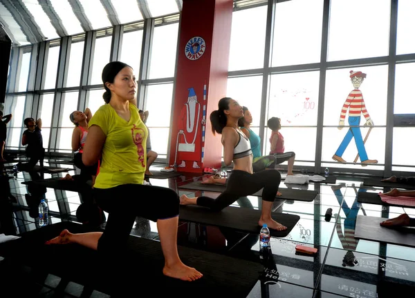 Chinesische Bürodamen Praktizieren Yoga Auf Der 100 Etage Des Shanghai — Stockfoto