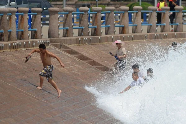 Los Turistas Son Representados Como Olas Orificio Marea Causado Por — Foto de Stock