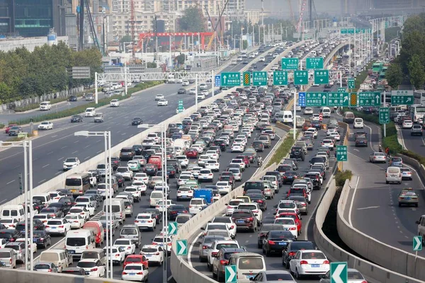 Massas Veículos Movem Lentamente Uma Estrada Elevada Durante Engarrafamento Dia — Fotografia de Stock