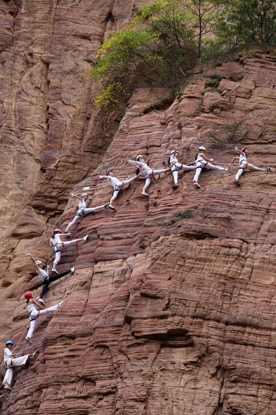 Entusiastas Del Yoga Chinos Practican Yoga Acantilado Empinado Ciudad Luoyang — Foto de Stock