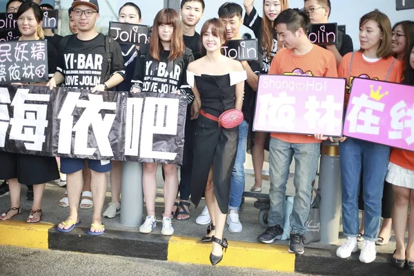 台湾の歌手 蔡依林ツァイ センター ポーズのファンと彼女は 2017 上海に飛行機で出発前に上海虹橋国際空港に到着すると — ストック写真