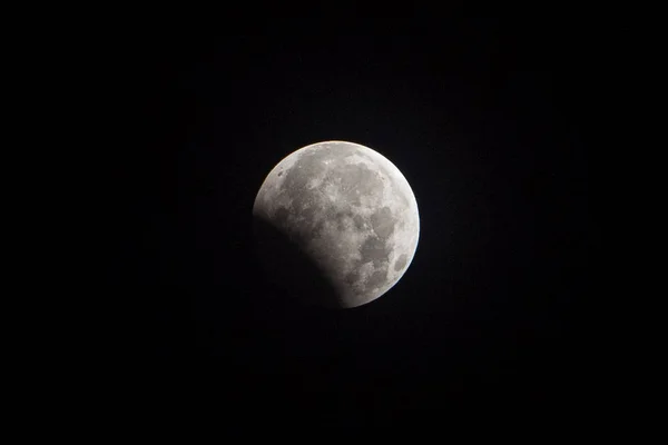 Uma Porção Lua Cruza Sombra Terra Durante Eclipse Lunar Parcial — Fotografia de Stock