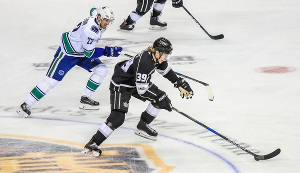 Daniel Sedin Vancouver Canucks Lewo Konkuruje Adrian Kempe Los Angeles — Zdjęcie stockowe