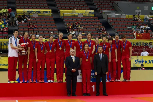 Zwycięzca Członków Zespołu Siatkowej Chińskich Kobiet Pozować Podium Podczas Ceremonii — Zdjęcie stockowe