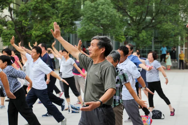 Chinesische Eltern Üben Eine Halbe Stunde Vor Schulschluss Chinesischen Kung — Stockfoto