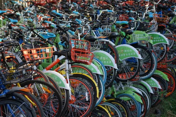 Ποδήλατα Κινεζική Ποδήλατο Διαμοιρασμού Υπηρεσιών Συσσωρεύονται Κάτω Από Ένα Υπέρπτησης — Φωτογραφία Αρχείου
