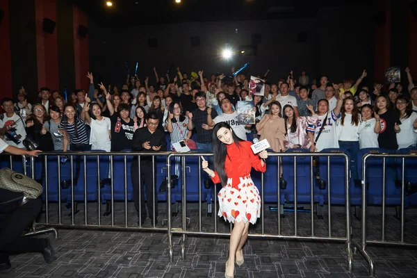 Kinesisk Skådespelerska Fläkten Bingbing Poserar För Bilder Med Fans Vid — Stockfoto