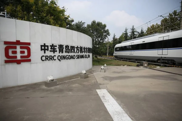 Crh6 Υπεραστικά Τρένα Διαμόρφωση Τεσσάρων Αυτοκινήτων Απεικονίζεται Στην Πόλη Qingdao — Φωτογραφία Αρχείου