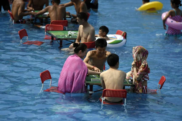 Čínští Turisté Hrát Mahjong Vodě Vodní Park Chongqing Čína Srpna — Stock fotografie