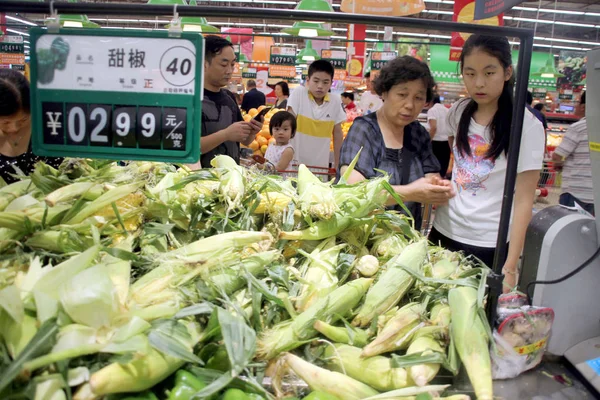 Clientes Compran Verduras Supermercado Ciudad Suzhou Provincia Jiangsu Este China — Foto de Stock