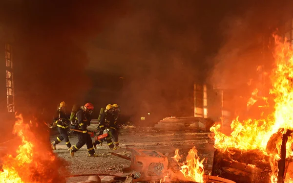 Πυροσβέστες Ρίχνουν Φωτιά Κατά Διάρκεια Της Περιόδου Σκοποβολής Για Ένα — Φωτογραφία Αρχείου