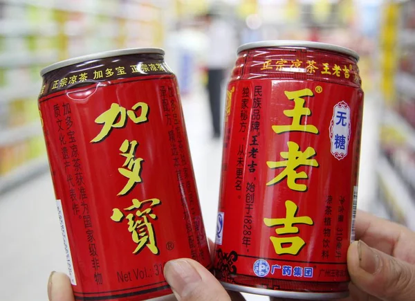 Μια Κινεζική Πελάτες Καταστήματα Για Μια Δυνατότητα Του Jiaduobao Τσάι — Φωτογραφία Αρχείου