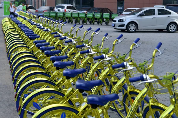 Biciclette Oro Del Servizio Cinese Bike Sharing Coolqi Sono Allineate — Foto Stock