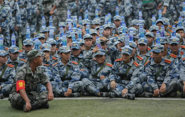Erstsemester Balancieren Flaschen Auf Ihren Köpfen Während Sie Einem Militärischen — Stockfoto