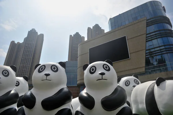 Giant Panda Γλυπτά Είναι Στην Επίδειξη Μπροστά Από Εμπορικό Κέντρο — Φωτογραφία Αρχείου