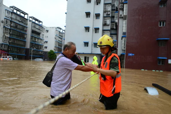 Китайские Спасатели Эвакуируют Местных Жителей Затопленных Районов Вызванных Проливными Дождями — стоковое фото