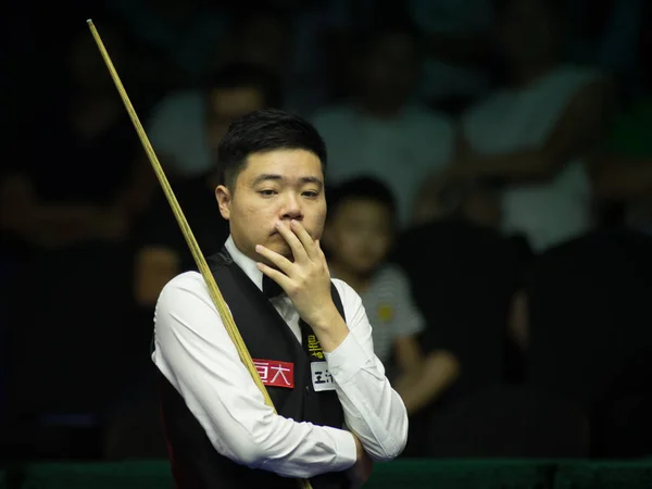 Ding Junhui Της Κίνας Θεωρεί Έναν Πυροβολισμό Για Luca Brecel — Φωτογραφία Αρχείου