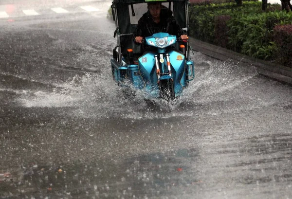 Rowerzysta Jeździ Zalanych Street Spowodowane Przez Ulewny Deszcz Nanjing City — Zdjęcie stockowe