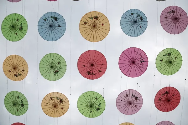Pestrobarevné Deštníky Papírové Papíry Visí Vzduchu Ulici Nan Městě Východní — Stock fotografie