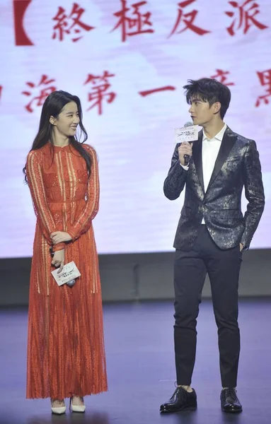 中国女優劉亦菲 左と俳優ヤンヤン北京 むかしむかし 映画のプレミア イベントに出席 2017 — ストック写真